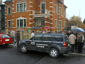 Ortsvertreter und Mitarbeiter der TUD versammeln sich vor dem Haus Nr. 5