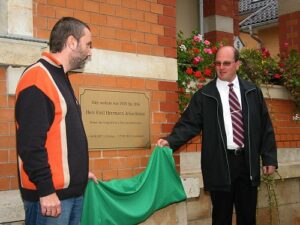 Andreas Heine (TUD) und der Vertreter der Eigentümer des Grundstückes enthüllen die Tafel