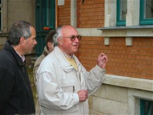 Ernst Hirsch wendet sich an die Versammlung mit dem Hinweis, dass Hermann Krone Professor an der Technischen Hochschule war und man dies auf der Tafel nicht erwähnt